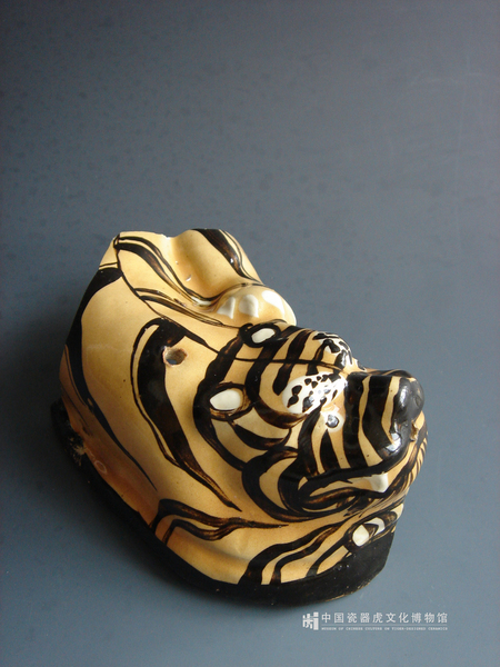 金代 黄地黑白彩绘小虎形枕残件