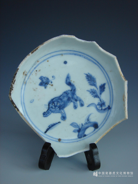 明代成化 青花老虎嗒蝴蝶碗残片