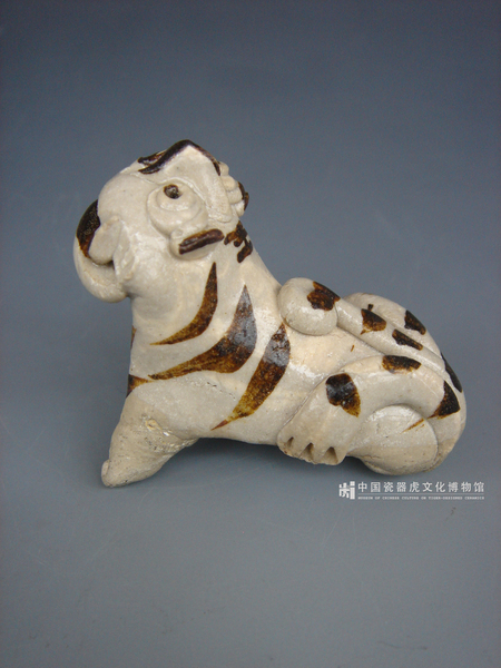 元代 吉州窑釉下彩绘捏塑老虎玩具