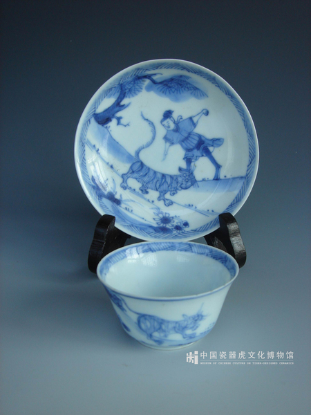 清代康熙 青花杨香扼虎救父杯碟