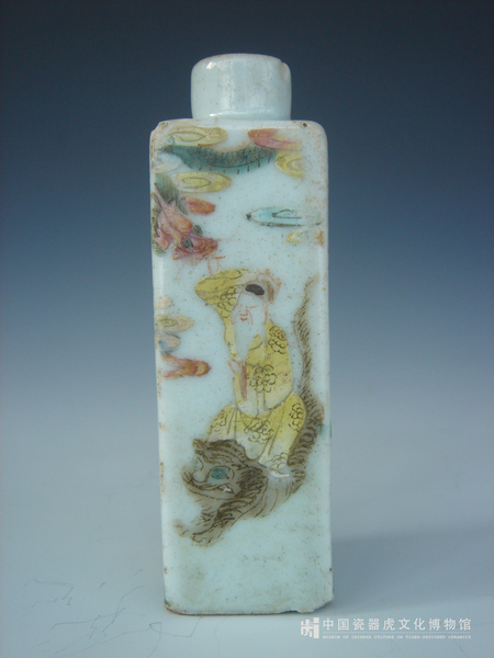 清代乾隆 粉彩孙思邈骑虎针龙鼻烟壶