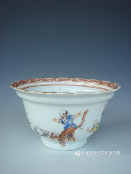 清代雍正 粉彩伏虎罗汉描金葵口杯