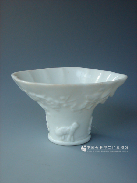 清代康熙 德化窑白瓷虎龙杯