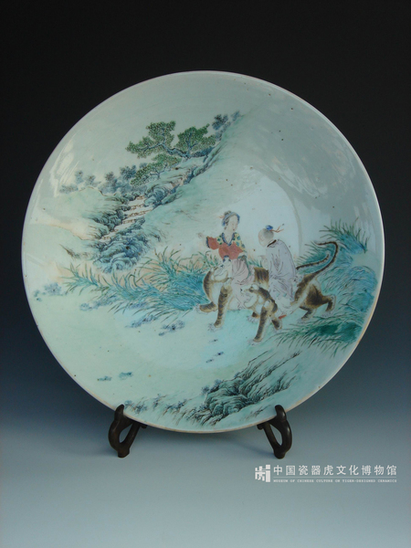 清代乾隆 粉彩吴彩鸾与文箫骑虎大盘