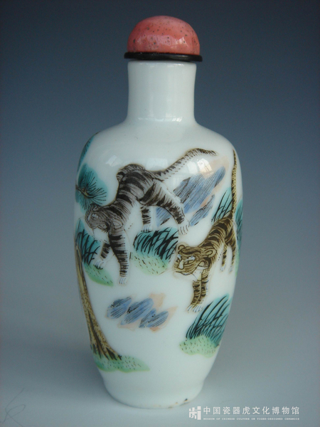 清代咸丰 粉彩双虎图鼻烟壶
